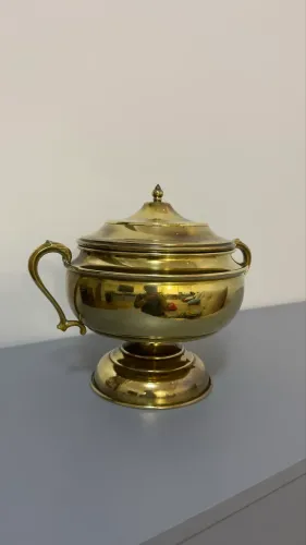 Sopeira Terrina Antiga em Metal Dourado com Tampa e Pedestal - 1,28 kg
