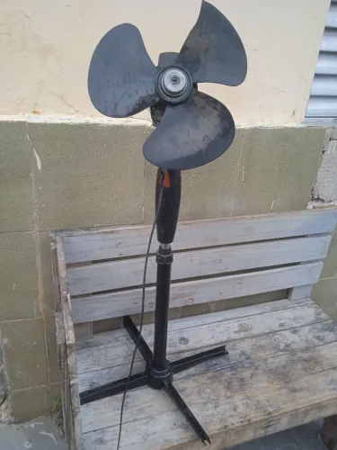 Ventilador pedestal funcionando