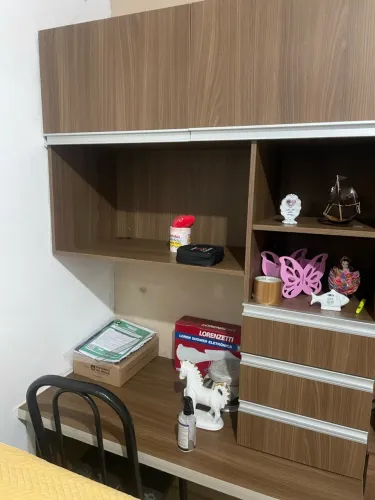 Armário de Quarto com Escrivaninha, Nichos e 3 Gavetas - Madeira