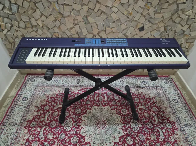 Piano elétrico Kurzweil SP 76