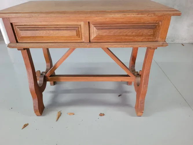 Mesa de madeira de lei