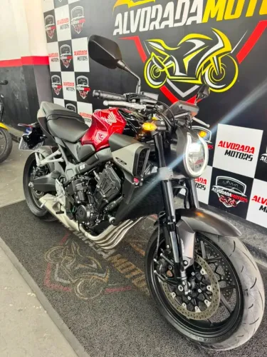 CB 650R 2026 100 KM apenas. Já emplacada e À pronta entrega