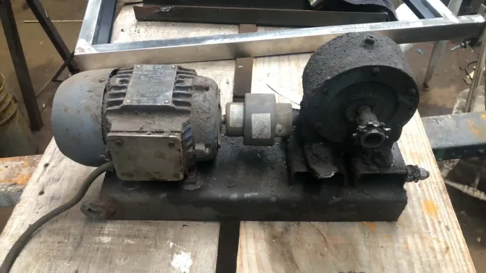 Motor elétrico com caixa de redução