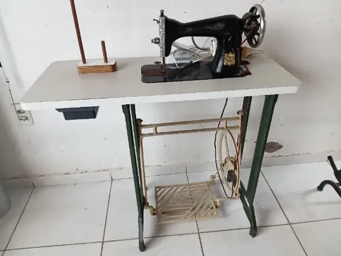 Máquina de costura antiga e mesa