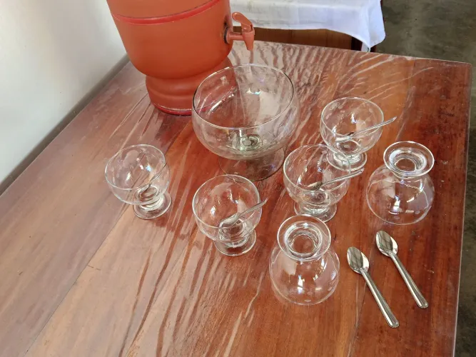 Jogo de sobremesa com 13 peças.