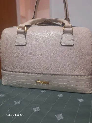 Vende se uma bolsa de couro 2 vezes de uso da marca AReDDA