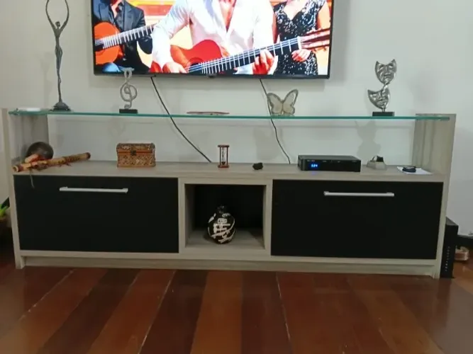 Rack da Italínea com tampo de vidro e duas gavetas grandes em excelente estado
