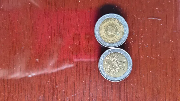 Lote com duas moedas bimetálicas originais de um 1 peso argentino - versão comemorativa