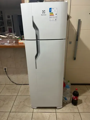 Geladeira Electrolux 2 Portas 260 Litros Cycle Defrost Super Freezer - DC35A