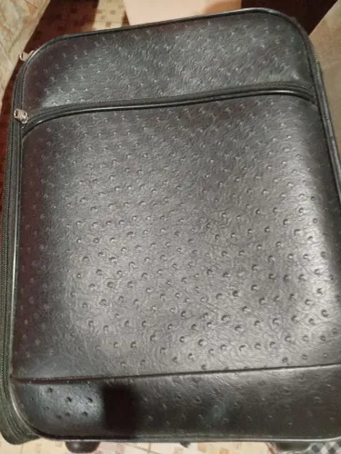 Mala de viagem, couro de avestruz sintético, preto. Toda forrada, 3 divisões, rodas