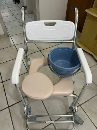CADEIRA DE BANHO EM ALUMINIO SEM USO Modelo com assento acolchoado, rodas e balde coleto