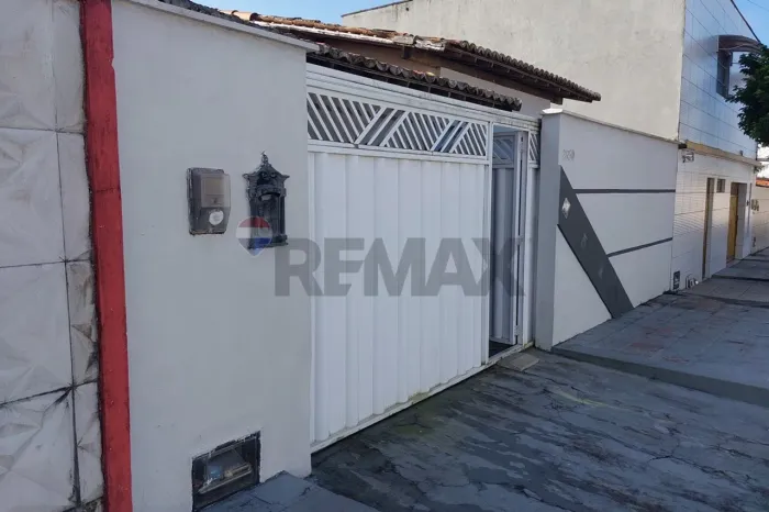 "Casa Charmosa de 138m² à Venda em Potengi, Natal"