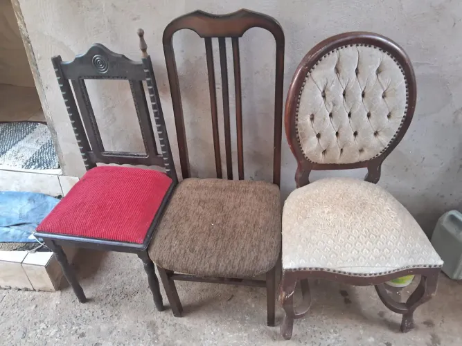 Vendo 11 cadeiras de madeira algumas precisa de reforma tem cadeira antigas