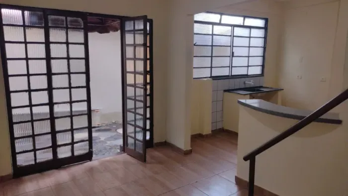 ALUGO APTO 2 QUARTOS +SALA +COZINHA AMERICANA+WC INCLUSO AGUA