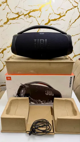 Bombox 3 semi nova