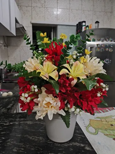 Arranjo de flores artificiais