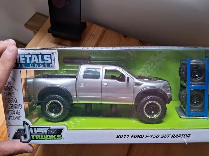 Miniatura 1/24 Ford F-150 SVT Raptor 2011 - Jada (nova com caixa)