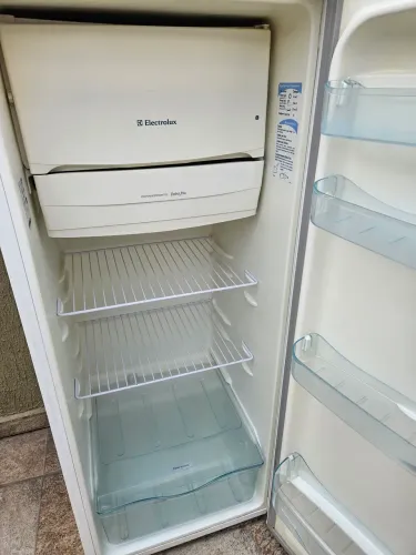 Geladeira 220volts, funcionando perfeitamente, Entrego também!!