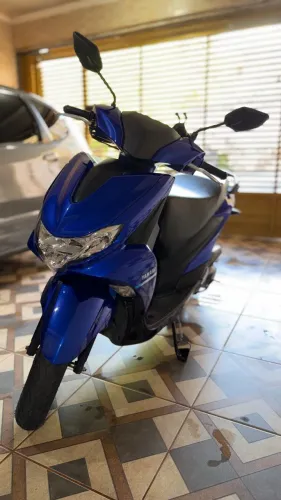 MOTO YAMAHA FLUO 2025