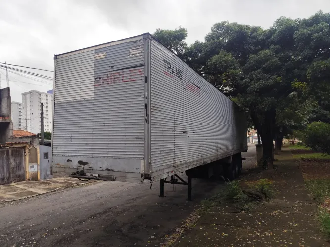 Carreta Baú 3 eixos 28 paletes