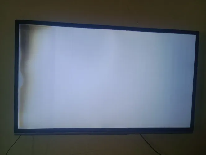 Tv para peças ou conserto 