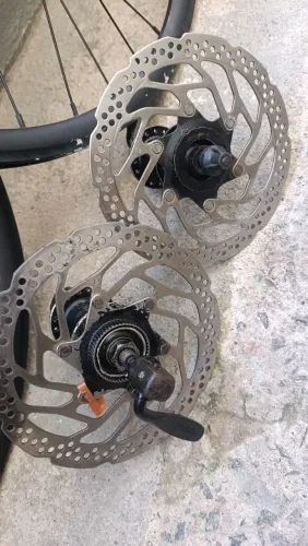 Vende - rosa completa de bike 26, mais par de cubo Shimano com os freios Shimano por 400