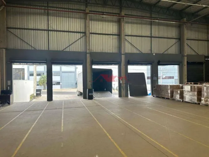 EXCELENTE GALPÃO PARA LOCAÇÃO COM 6.000M² - 7 DOCAS, 2 COM PLATAFORMA ELEVATÓRIA NO LOTEAM