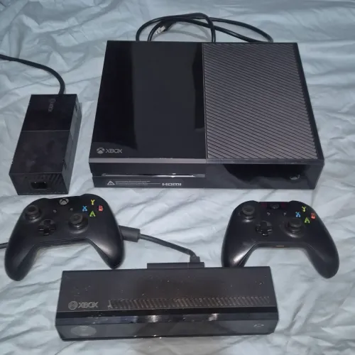 X BOX ONE 500GB, 2 controles, Fonte, cabos e KINECT