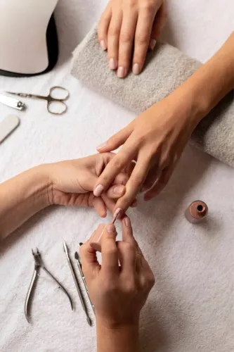 Vaga para manicure em salão de beleza