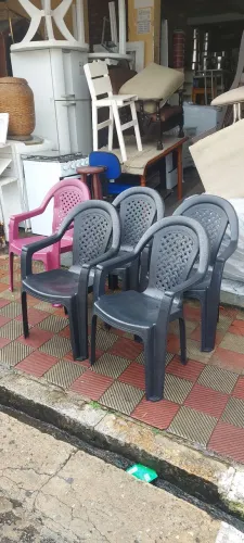 5 vadeiras de pvc com braços