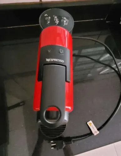 Máquina de Café NESPRESSO Essenza Mini Vermelha 127V