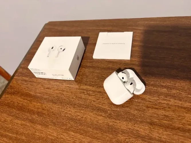 Apple AirPods 4 Original - Estado de Novo (Apenas 1 Mês de Uso)