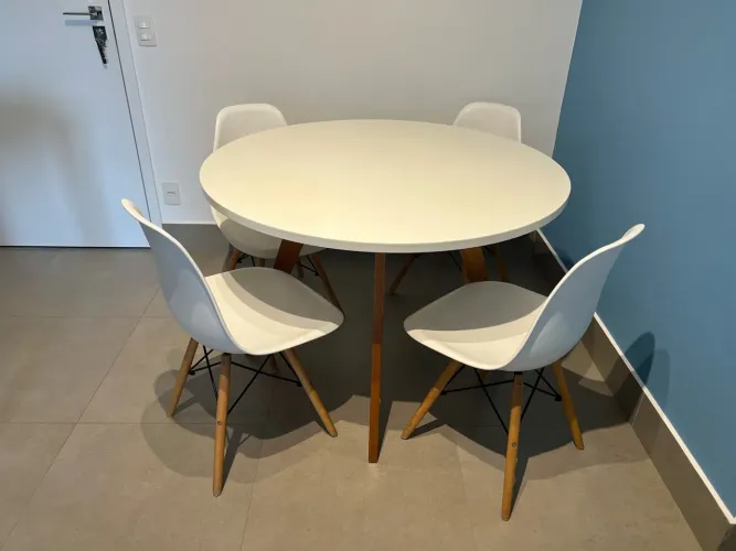 Mesa de jantar redonda (Tok&Stok) + cadeiras de brinde