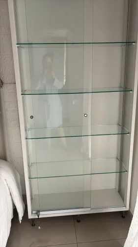 Armário expositor com porta de vidro e chave