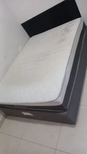Cama de casal com o colchão. Tem os pes.