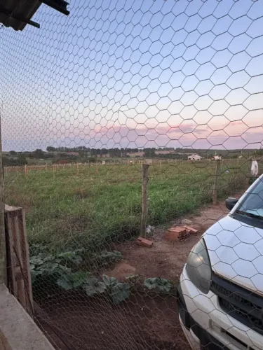 Sitio com 600mts2 bem localizado terra plana no alto com linda vista.