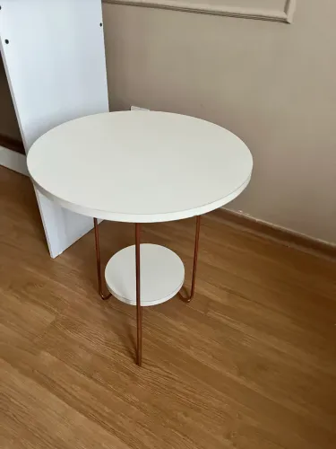 Mesa Lateral Branca com Prateleira e Pés Metálicos - Design Moderno
