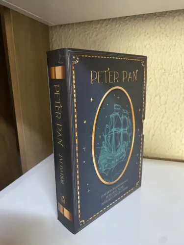 Box Peter Pan publicado pela Editora Pandorga contém três livros pôster marcadores e cards