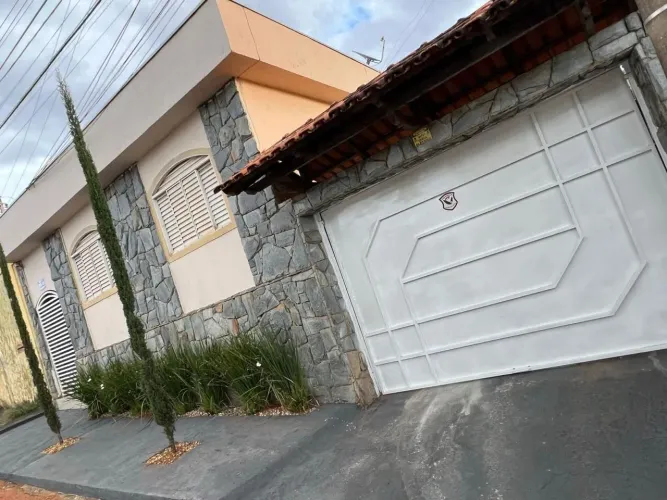 Grande casa 310 m2 no centro Bairro Vila Góis Anápolis