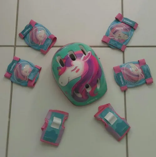 Kit proteção infantil, Capacete, cotoveleira, joelheira e munhequeira 7 peças unicórnio.