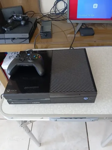 X-Box ONE fat, 500Gb, 1 controle, fonte de alimentação genérica e 1 jogo mídia física.