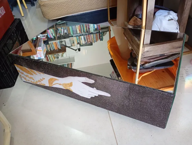Mesa de centro TokStok espelhada, com lambe-lambe