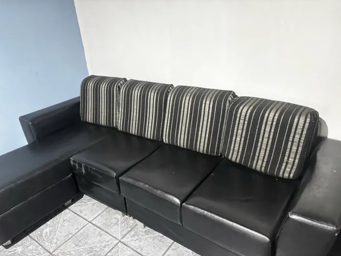 Sofá de canto com chaise de couro preto - confortável e moderno 