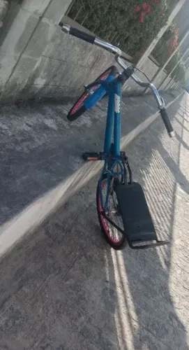 Bicicleta aro 20 só está sem o bagageiro e sem os freios