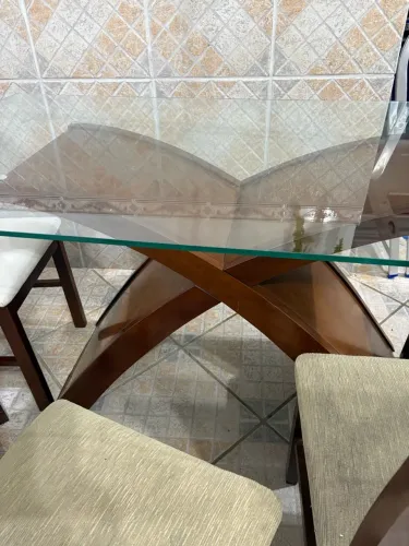 Mesa com seis cadeiras tampo de vidro, pequena avaria de uso. $500 reias