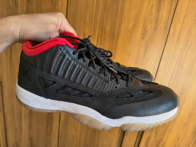 Tênis Air Jordan 11 Low IE Bred - 46