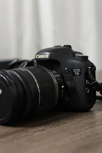 Kit Câmera Canon 7D + 2 Lentes 18-200mm e 55-250mm
