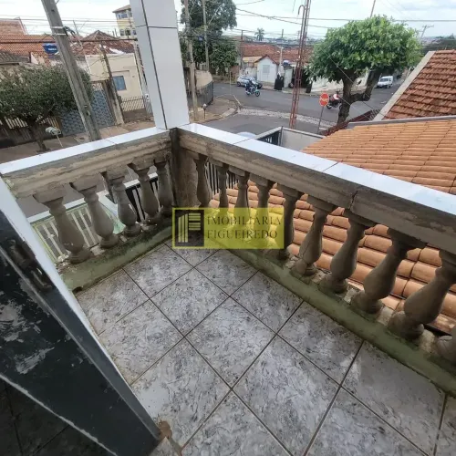 Casa sobrado para locação na Vila Ipiranga com 1 quarto e 2 banheiros.