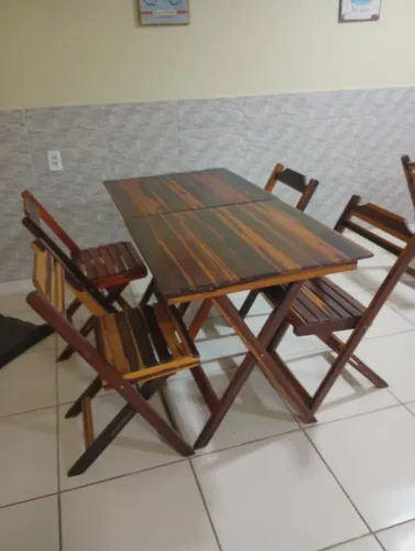 Mesa madeira com 4 cadeiras.