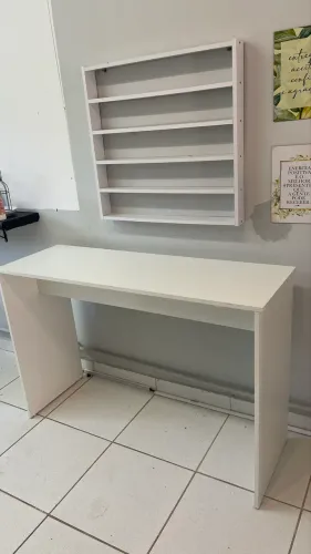 Mesa de manicure com mostruário